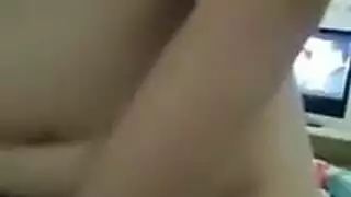 زوجة مثيرة تأخذ قضيب عشيقها الكبير بوضعية رعاة البقر العكسية