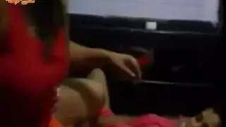 مجموعة عاهرات تجتمع: همسات وممارسة جنسية ثلاثية صريحة