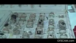 سمراء ذات وشم مثير تأخذ قضيب مراهق بعنف وعمق